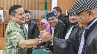 Terdakwa mantan Kadiv Hubungan Internasional (Hubinter) Polri Irjen Pol Napoleon Bonaparte (kiri) berdiskusi dengan kuasa hukumnya usai menjalani sidang putusan kasus dugaan penganiayaan terhadap narapidana kasus penistaan agama Muhammad Kosman alias M. Kace di Pengadilan Negeri Jakarta Selatan, Kamis (15/9/2022). [ANTARA FOTO/Galih Pradipta/rwa].