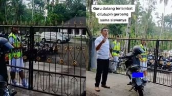 Adil! Aksi Siswa Jadi Penertib Guru Terlambat Masuk Sekolah, Gerbang Ditutup