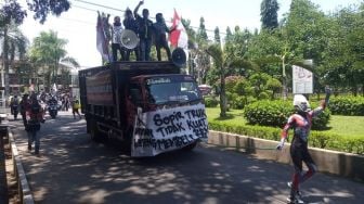 Curhat Sopir Truk Repot Bolak-balik Masuk SPBU Karena Pembatasan Solar: Kami Cuma Ingin Anak Bisa Sekolah