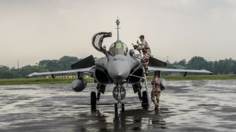 Seorang personel Angkatan Udara Prancis berada didekat pesawat tempur Rafale yang terparkir di Pangkalan Udara TNI AU Halim Perdanakusuma, Jakarta, Senin (12/8/2022). ANTARA FOTO/Ade P Marboen