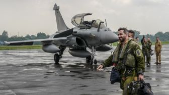 Seorang personel Angkatan Udara Prancis berada didekat pesawat tempur Rafale yang terparkir di Pangkalan Udara TNI AU Halim Perdanakusuma, Jakarta, Senin (12/8/2022). ANTARA FOTO/Ade P Marboen