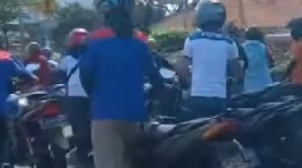 Aksi Buruh Dorong Motor Tolak Kenaikan Harga BBM Panen Pujian, Netizen: Panjang Umur Perjuangan