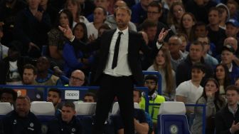 Gestur pelatih Chelsea, Graham Potter pada laga Liga Champions kontra RB Salzburg di Stamford Bridge, London, Inggris, Kamis (15/9/2022) dini hari WIB. [Adrian DENNIS / AFP]