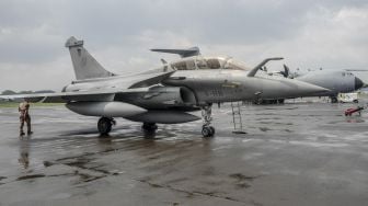 Seorang personel Angkatan Udara Prancis berada didekat pesawat tempur Rafale yang terparkir di Pangkalan Udara TNI AU Halim Perdanakusuma, Jakarta, Senin (12/8/2022). ANTARA FOTO/Ade P Marboen