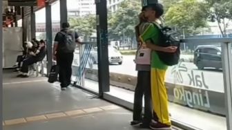 Video Viral Dua Cowok Berpelukan di Halte TransJakarta, Janji Gak Iri?