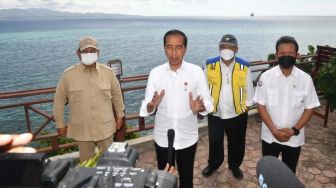 Ditemani Prabowo Tinjau Maluku Barat Daya, Jokowi: Pulau Terluar Harus Dirancang jadi Pertahanan Kita