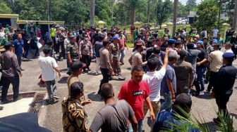 Aksi Tolak BBM Naik di Sarolangun Ricuh, Massa Mahasiswa yang Inginkan Audiensi Dipukul Mundur Aparat