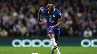 Penyerang Chelsea, Pierre-Emerick Aubameyang beraksi pada laga Liga Champions kontra Salzburg di Stamford Bridge. [ADRIAN DENNIS / AFP]