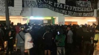 Kalah 3 Kali Beruntun, Suporter Persebaya Gelar Demo di Depan Kantor Manajemen