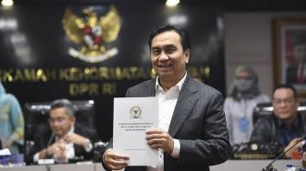 Anggota Komisi I DPR Effendi Simbolon menunjukkan surat putusan usai sidang putusan dugaan pelanggaran etik terkait ucapannya "TNI seperti gerombolan" oleh Mahkamah Kehormatan Dewan (MKD) DPR RI di Kompleks Parlemen, Senayan, Jakarta, Kamis (15/9/2022). [ANTARA FOTO/M Risyal Hidayat/hp].