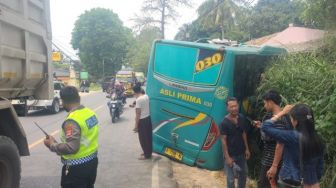 Bus Asli Prima Terperosok Saat Nyalip di Jalan Raya Serang-Pandeglang, Dua Orang Luka-luka