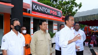 Presiden Jokowi Bagikan BLT BBM di Kantor Pos Tual Kabupaten Maluku Tenggara