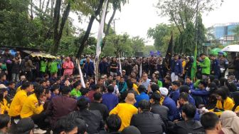 Hujan Deras, BEM Se-Kalsel  Kembali Geruduk Gedung DPRD Kalsel