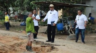 Ivan Wirata Bersama Dinas PUPR Perbaiki Jalan Rusak di Kumpeh