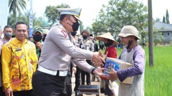 Korlantas Bagikan Ratusan Paket Sembako ke Buruh Tani Pandeglang