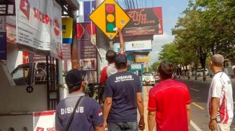 Peringati Hari Perhubungan Nasional, Dishub Kota Yogyakarta Bersihkan Rambu Lalu Lintas dari Aksi Vandal