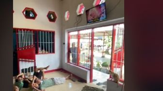 Video Narapidana Asyik Nonton Kartun Upin Ipin di Lapas, Netizen: Jiwa Anak Tetap Melekat pada Bapak