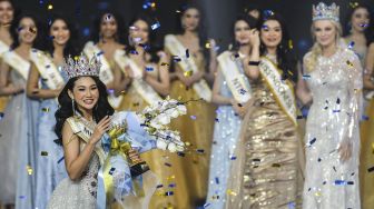 Miss Indonesia 2022 Audrey Vanessa kiri menyapa penonton usai dinobatkan sebagai Miss Indonesia 2022 saat malam puncak "Miss Indonesia 2022" di Jakarta, Kamis (15/9/2022). ANTARA FOTO/Galih Pradipta