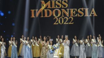 Miss Indonesia 2022 Audrey Vanessa (tengah) menyapa penonton usai dinobatkan sebagai Miss Indonesia 2022 saat malam puncak "Miss Indonesia 2022" di Jakarta, Kamis (15/9/2022). ANTARA FOTO/Galih Pradipta