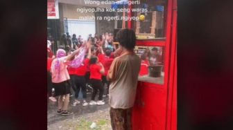 Viral ODGJ Berteduh Sambil Lihat Orang-orang Waras Joget di Tengah Hujan, Publik: Siapa yang Normal?