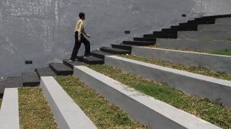 Seorang pelajar melintas di halaman proyek gedung Museum Hak Asasi Manusia (HAM) Munir di Sisir, Batu, Jumat (16/9/2022). ANTARA FOTO/Ari Bowo Sucipto