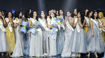 Miss Indonesia 2022 Audrey Vanessa (tengah) menyapa penonton usai dinobatkan sebagai Miss Indonesia 2022 saat malam puncak "Miss Indonesia 2022" di Jakarta, Kamis (15/9/2022). ANTARA FOTO/Galih Pradipta