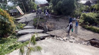 Kondisi jalan yang terbelah akibat pergerakan tanah di Bojong Koneng, Babakan Madang, Kabupaten Bogor, Jawa Barat, Jumat (16/9/2022).  ANTARA FOTO/Yulius Satria Wijaya