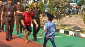 Momen Haru Pencuri Ponsel Bebas dari Penjara Disambut Anak, Pelaku Mencuri Demi Bisa Makan