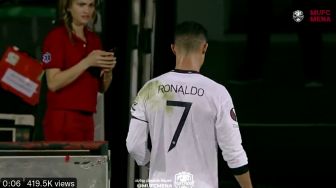 Video Ronaldo Tolak Mentah Cewek Mau Selfie Bikin Heboh, Cuma Melengos hingga Tepis Tangan, Wanita Itu Cuma Bisa Bengong