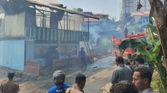 Diduga Korsleting, 2 Rumah Warga Tasangka Jayapura Ludes Terbakar