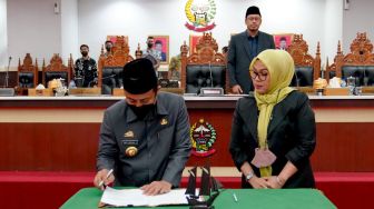 Gubernur - DPRD Sulsel Tandatangani Nota Persetujuan Bersama