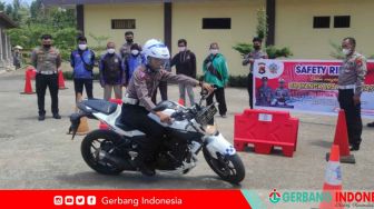 Satlantas Polres Lotara Helat Safety Riding Bersama Komunitas Ojek Pasar