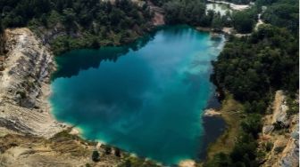 Mengunjungi Danau Biru Talawi, Danau Indah Ibarat Oasis di Padang Pasir