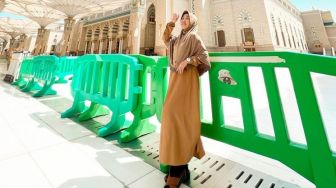 Terlihat Cantik saat Mengenakan Hijab, Intip 5 Momen Kiky Saputri Umrah Bareng Keluarga