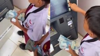 Viral Potret Anak SD Ambil Duit Segepok di ATM! Menghibur Jiwa Kemiskinanku