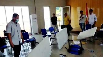Kecewa, Meja Kursi Berantakan, Kejadian di Kantor Pertanahan Sumedang