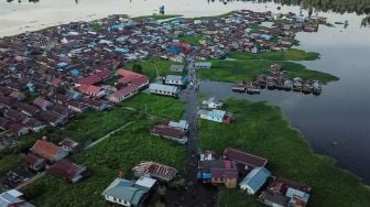 Foto udara sejumlah permukiman warga yang terendam banjir di kawasan Jalan Anoi, Palangka Raya, Kalimantan Tengah, Sabtu (17/9/2022). [ANTARA FOTO/Makna Zaezar/aww]