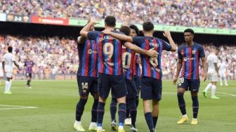 Barca mendominasi permainan. Mereka makin nyaman setelah Elche harus bermain dengan 10 pemain setelah Gonzalo Verdu mendapat kartu merah pada menit ke-15. (AFP)