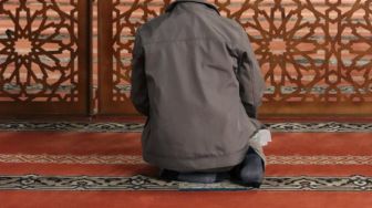 Bacaan Doa dan Dzikir Setelah Sholat Hajat, Tulisan Latin dan Artinya