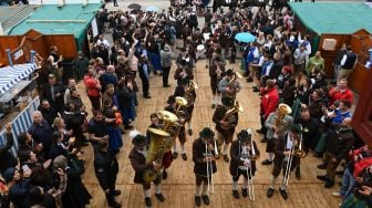 Musisi memainkan alat musik mereka saat acara festival bir Oktoberfest di lapangan pameran Theresienwiese di Munich, Jerman, Sabtu (17/9/2022). [Christof STACHE / AFP]
