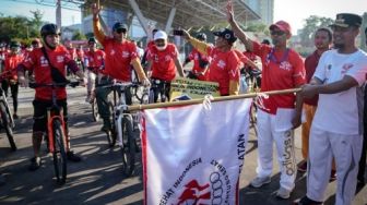 Lepas Peserta Indonesia Heart Bike, Gubernur Sulsel Andi Sudirman Bagi Sepeda Kepada Lansia