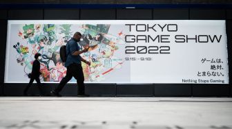 Pengunjung berjalan melewati spanduk di Tokyo Game Show di prefektur Chiba, Tokyo, Jepang, Kamis (15/9/2022). [Yuichi YAMAZAKI/AFP]