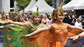Seribu Lebih Penari Tumplek di Gedung Sate Bandung untuk Bawakan Tari Merak Kolosal