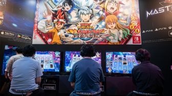 Pengunjung bermain video game saat acara Tokyo Game Show di prefektur Chiba, Tokyo, Jepang, Kamis (15/9/2022). [Yuichi YAMAZAKI/AFP]