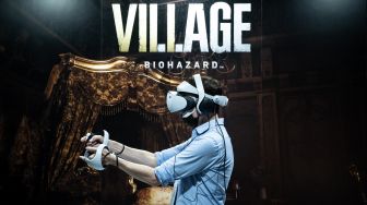 Pengunjung bermain video game dengan menggunakan virtual reality (VR) saat acara Tokyo Game Show di prefektur Chiba, Tokyo, Jepang, Kamis (15/9/2022). [Yuichi YAMAZAKI/AFP]
