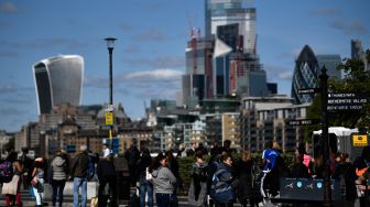 Masyarakat mengantri di sepanjang Thames Path untuk memberi penghormatan kepada mendiang Ratu Elizabeth II yang terbaring di Westminster Hall, London, Inggris, Sabtu (17/9/2022). [STEPHANE DE SAKUTIN / AFP]