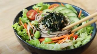 Menu Diet Sehat Rasanya Enak, Yuk Simak Resep Japanese Soba Salad ala Chef Devina Hermawan