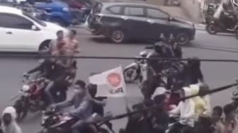 Viral Video Remaja Konvoi Bawa Sajam dan Bendera PKS di Medan