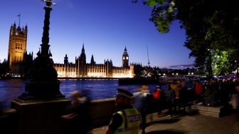 Masyarakat mengantri untuk memberi penghormatan kepada mendiang Ratu Elizabeth II yang terbaring di Westminster Hall, London, Inggris, Jumat (16/9/2022). [Odd ANDERSEN / AFP]