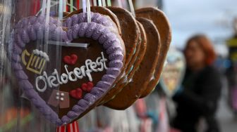 Kue jahe dijual di sebuah stan saat acara festival bir Oktoberfest di lapangan pameran Theresienwiese di Munich, Jerman, Sabtu (17/9/2022). [Christof STACHE / AFP]